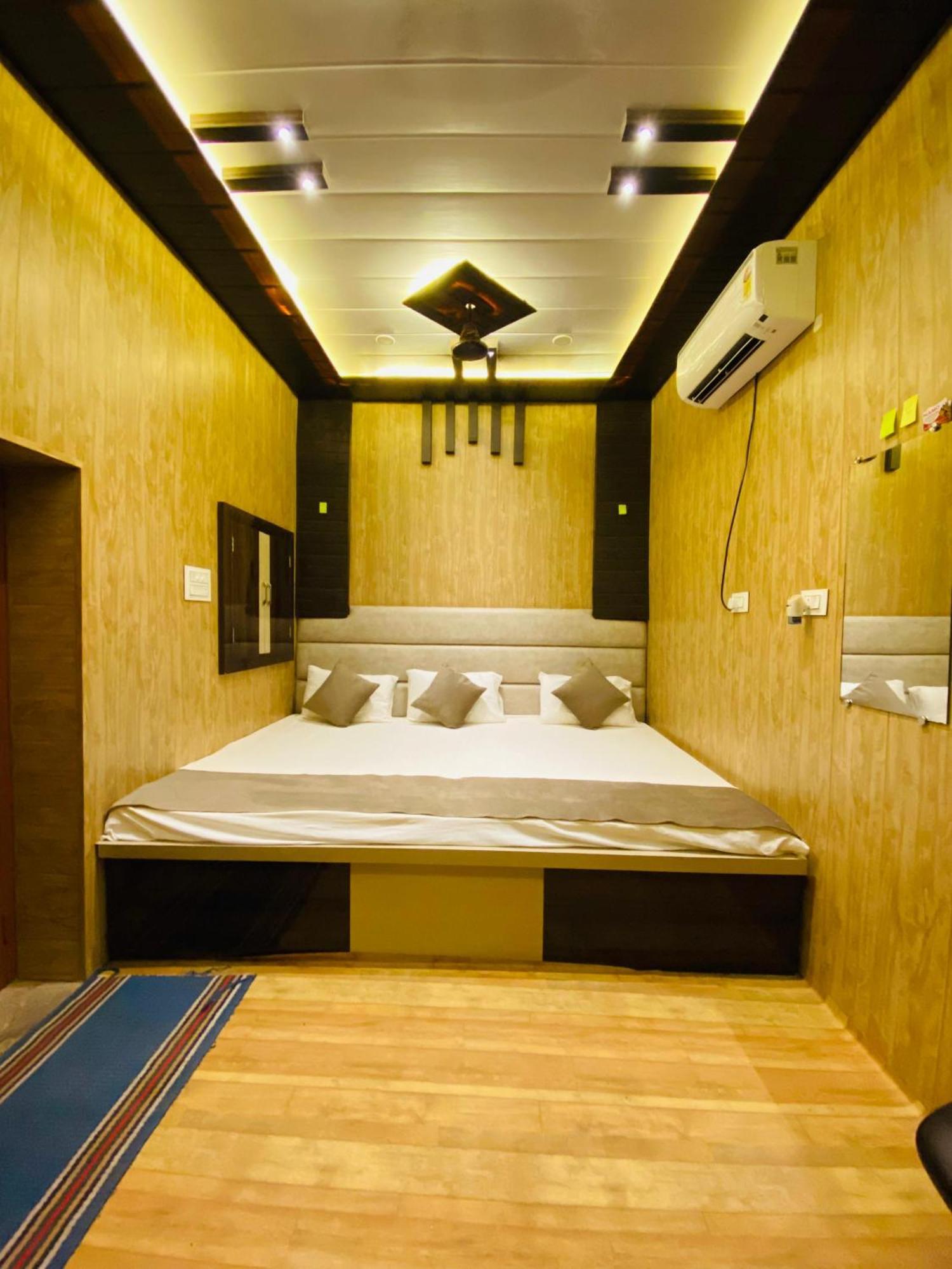 Namo Guest House Only For Indians Варанаси Экстерьер фото