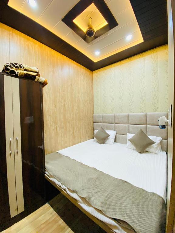 Namo Guest House Only For Indians Варанаси Экстерьер фото
